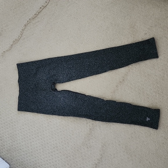 Aritzia TNA Leggings - Picture 2 of 3
